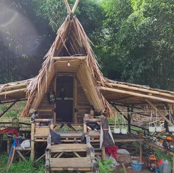 <p>Sang istri pernah bercerita bahwa tak semua orang betah tinggal berlama-lama di sana. Ia menceritakan adiknya yang baru sebulan dengan kondisi semua biaya hidupnya ditanggung, tapi memilih keluar dari rumah itu lantaran tak betah. (Foto: YouTube Alman Mulyana)</p>