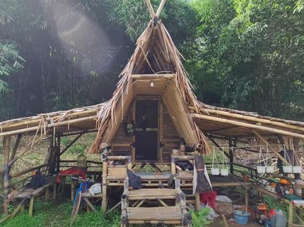 Mantan Pengusaha Pilih Tinggal di Tengah Hutan Tangkuban Perahu, Intip 9 Potret Rumahnya
