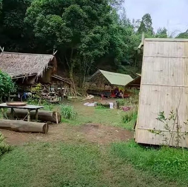<p>Meski jauh dari hiruk pikuk kota, pasangan itu tetap modern. Sumber listrik rumah mereka menggunakan solar panel alias tenaga surya. (Foto: YouTube Alman Mulyana)</p>