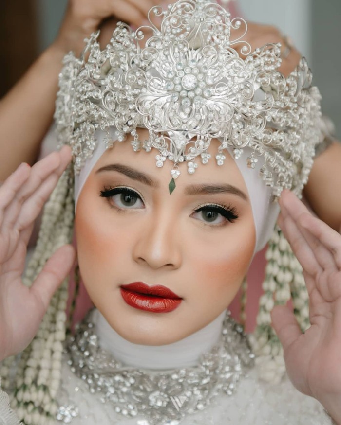 Sabriana Sosiawan sempat membuat geger warganet karena menikah di usia terbilang muda, yakni 16 tahun. Namun hujatan netizen tak mengurungkan niatnya dan ia pun tampil cantik mengenakan Siger Sunda di hari akadnya. (Instagram/sabrinasosiawan)