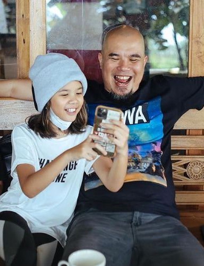 Safeea adalah anak pertama dari pernikahan Ahmad Dhani dengan Mulan Jameela. Saat ini dia telah berusia 10 tahun dan sudah menentukan gayanya sendiri. Nih, salah satunya tampil kasual dengan kupluk/Sumber/Instagram/ahmaddhaniofficial.