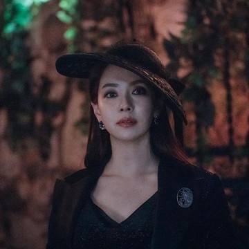 Song Ji Hyo Jadi Penyihir dan Pemilik Restoran Misterius dalam Drama Terbarunya The Witch's Dinnner