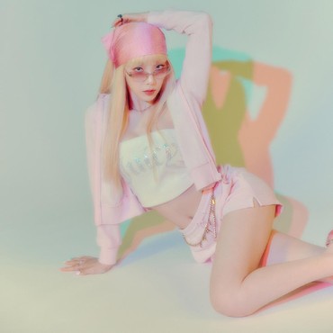 Taeyeon SNSD Puncaki Berbagai Chart dengan Lagu 'Weekend'