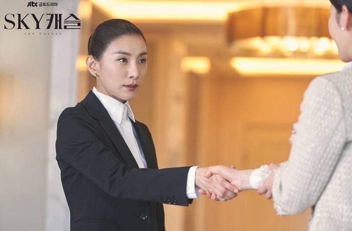 Tahun 2018, Kim Seo Hyung mencuri perhatian publik berkat kemunculannya sebagai tutor licik dalam drama Sky Castle. Selain sukses buat penonton geram, Kim Seo Hyung juga sukses mendapat perhargaan melalui perannya ini / foto: JTBC Drama