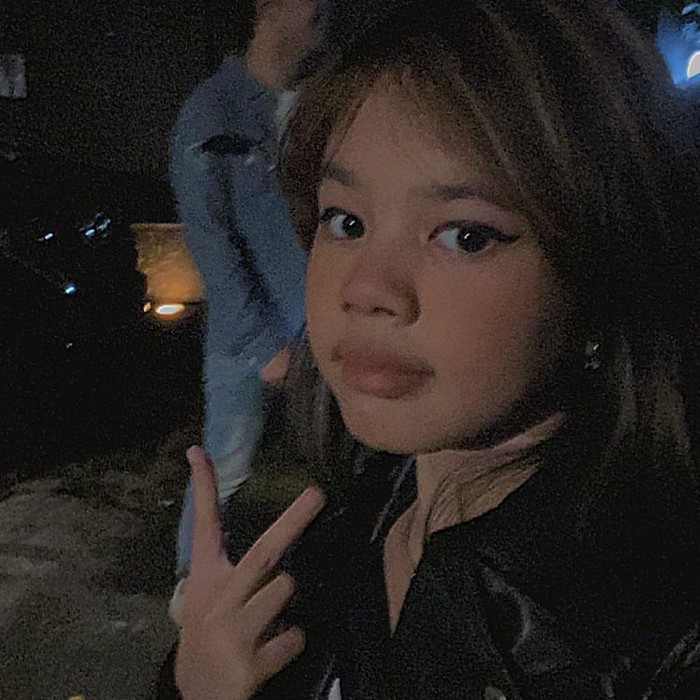 Tak hanya pakaian, Safeea pun mulai piawai berdandan. Dia memiliki ciri khas dengan eyeliner tipis dengan ujung yang terangkat menghiasi kelopak matanya/Sumber/Instagram/newyy0rk.