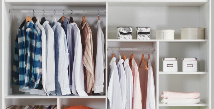 TIPS MENATA BARANG DI RUMAH MINIMALIS: BUAT RAK TERSEMBUNYI Bagaimana strategi tepat dalam menata barang di rumah minimalis agar selalu terlihat rapi dan tidak sempit? Yuk simak tips menata barang di rumah minimalis.