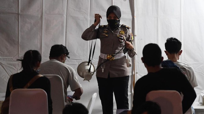 FOTO: Vaksinasi Keliling Kejar Target Herd Immunity