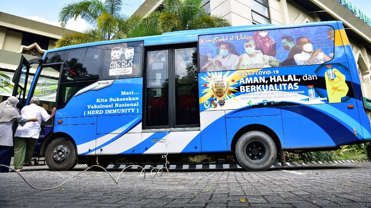 FOTO: Vaksinasi Keliling Kejar Target Herd Immunity