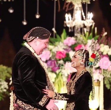 Mertua Bule Ini Terharu Punya Menantu Cantik Asal Indonesia