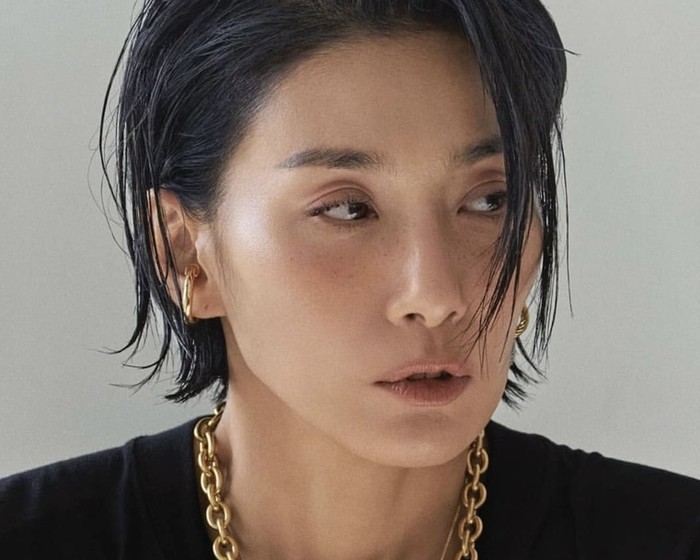 Wanita berusia 47 ini dikenal memiliki visual yang menawan dan karismatik. Sampai saat ini, ia masih aktif dipercaya menjadi model pemotretan berbagai majalah dan brand / foto: instagram.com/kim_seohyung