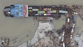 FOTO: Puluhan Ribu Orang Lari dari Bangladesh Jelang Lockdown