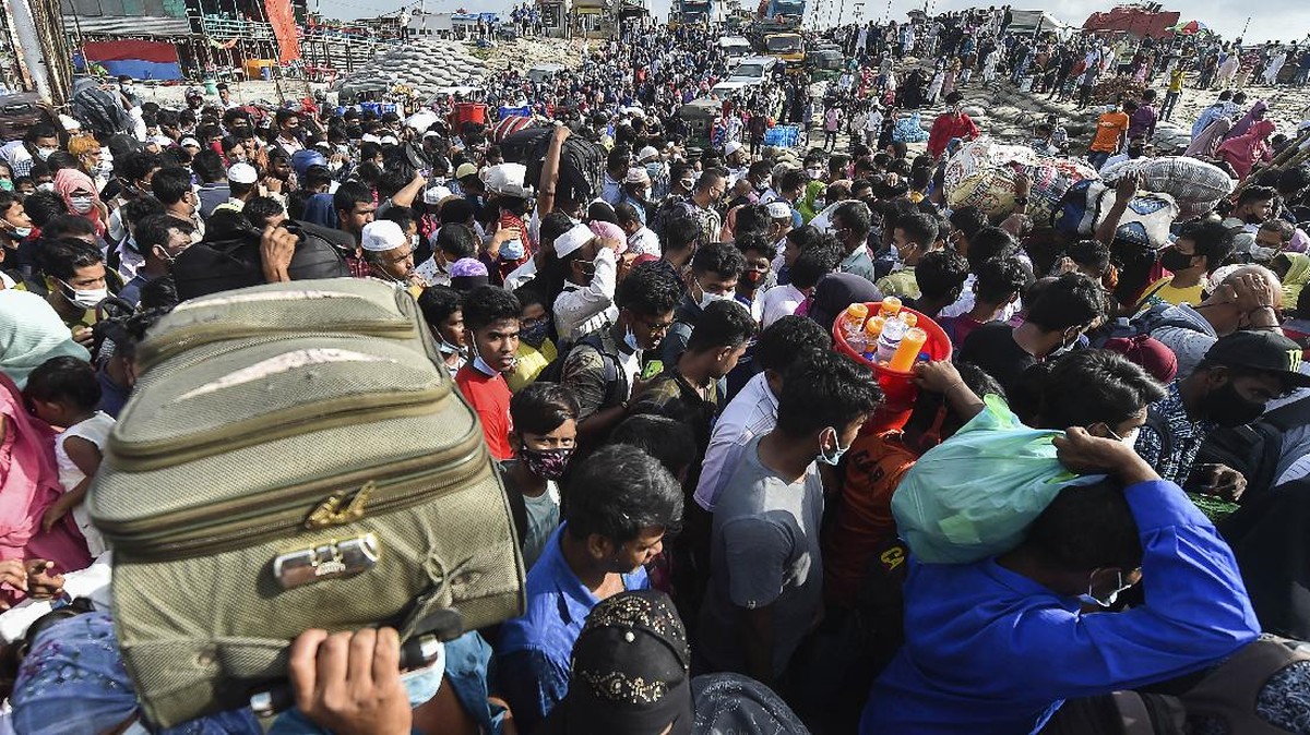 FOTO: Puluhan Ribu Orang Lari dari Bangladesh Jelang Lockdown