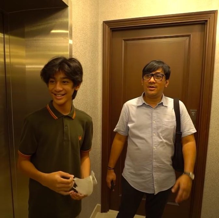 <p>Andre menyebut apartemen anaknya 'Apartemen Sultan'. Untuk masuk ke apartemen tersebut, Andre dan Kenzie bisa melalui private lift dulu nih. Wah keren ya, Bunda. (Foto: YouTube TAULANY TV)</p>