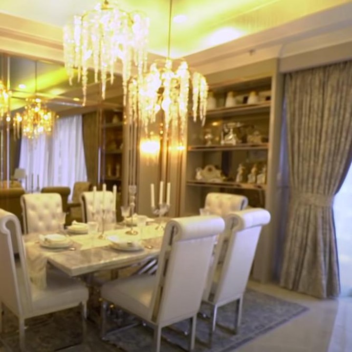 <p>Ruang makan terlihat begitu elegan, didominasi warna emas dan putih. (Foto: YouTube TAULANY TV)</p>