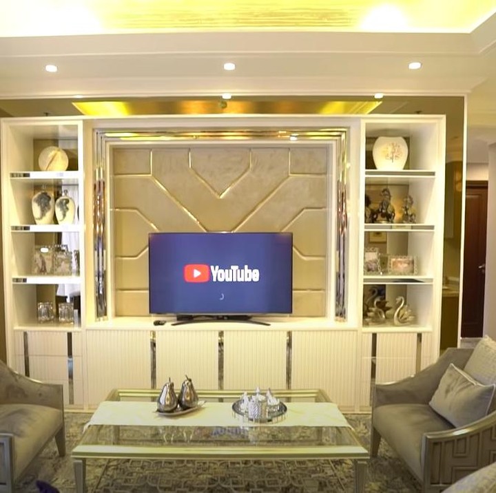 <p>Sementara itu, warna perak dan emas mendominasi ruang keluarga. Di beberapa sudut juga terlihat banyak hiasan berwarna senada, Bunda. (Foto: YouTube TAULANY TV)</p>