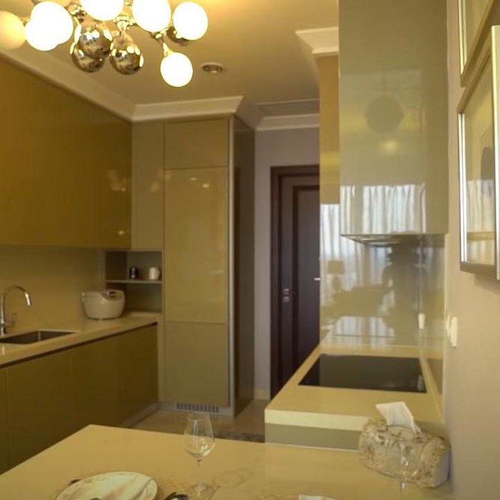 <p>Di dekat dapur bersih terdapat ruangan kecil. Dalam ruangan ini ada dapur kotor, kamar tidur Asisten Rumah Tangga (ART), dan pintu darurat. (Foto: YouTube TAULANY TV)</p>