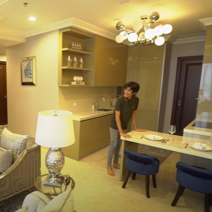 <p>Di dalam apartemen ini terdapat ruang makan yang terhubung dengan ruang keluarga. (Foto: YouTube TAULANY TV)</p>