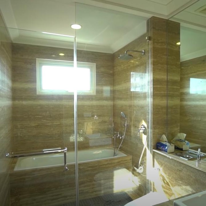 <p>Di dalam kamar tidur utama, ada kamar mandi yang terlihat mewah. Kamar mandi ini juga banyak didominasi warna emas. (Foto: YouTube TAULANY TV)</p>
