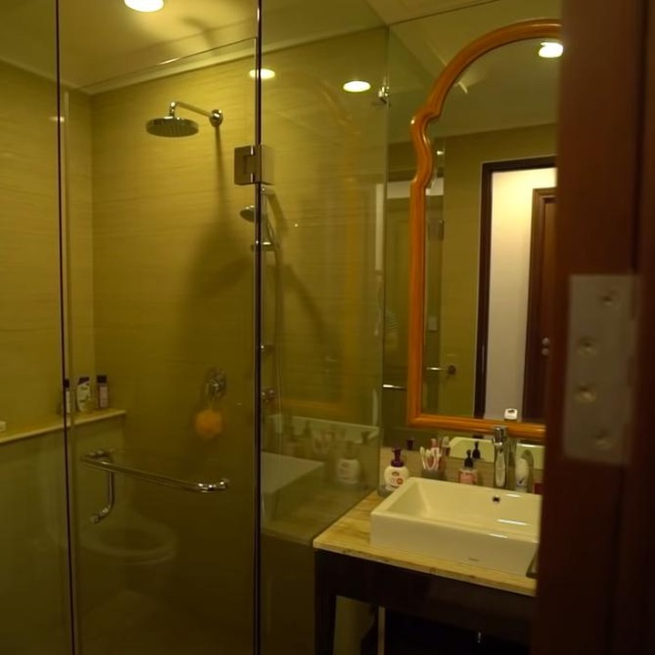 <p>Di luar kamar tidur juga terdapat kamar mandi kecil yang mewah untuk tamu. (Foto: YouTube TAULANY TV)</p>