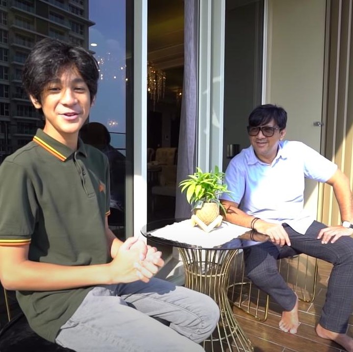 <p>Apartemen Kenzie semakin terlihat mewah karena dilengkapi balkon yang cozy. Bahkan pemandangannya langsung ke arah kolam renang yang indah dan sejuk. (Foto: YouTube TAULANY TV)</p>