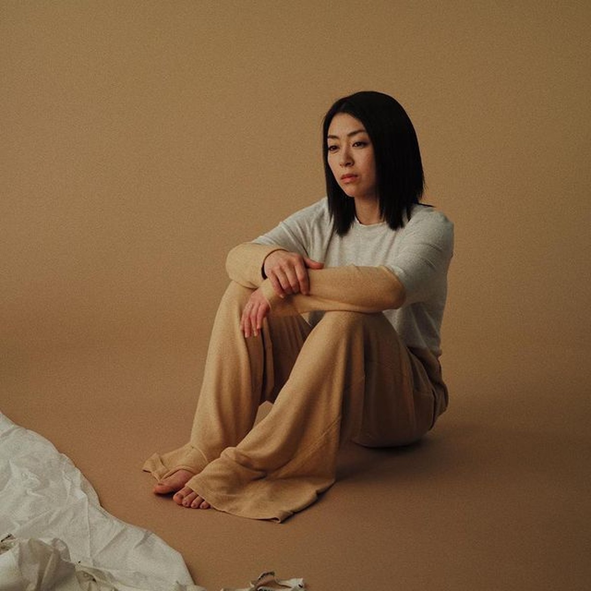 Artis Hollywood yang putuskan menjadi non-biner yaitu identitas gender yang tak mengacu pada laki-laki atau perempuan&period; Yuk intip&excl;