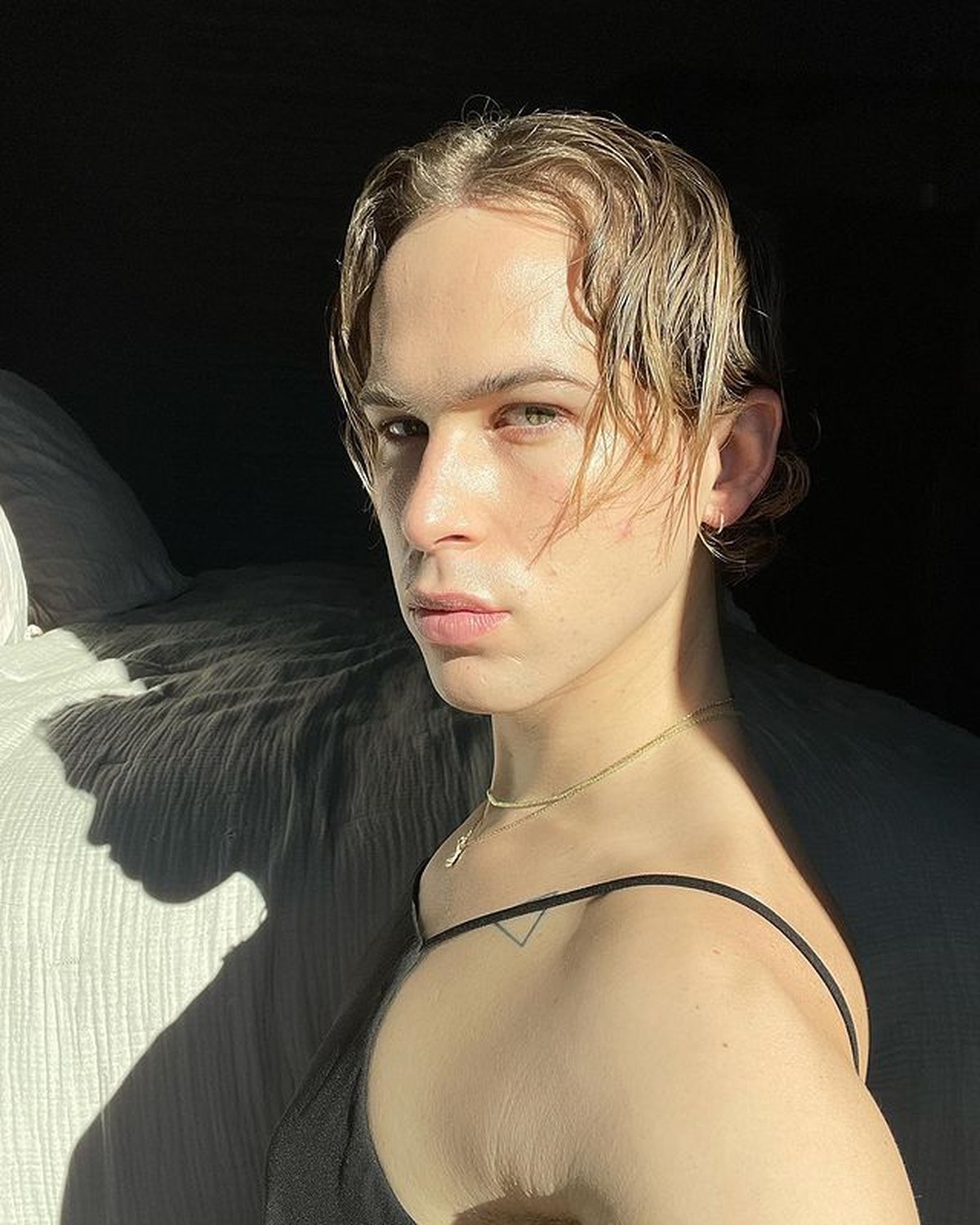 Artis Hollywood yang putuskan menjadi non-biner yaitu identitas gender yang tak mengacu pada laki-laki atau perempuan&period; Yuk intip&excl;