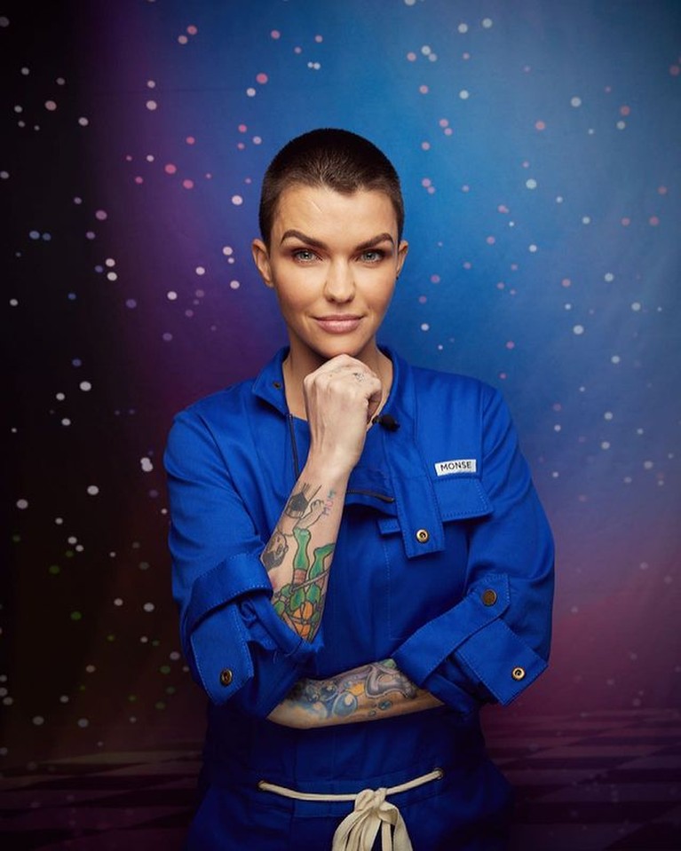 Artis Hollywood yang Ngaku Non-Biner Artis Hollywood yang putuskan menjadi non-biner yaitu identitas gender yang tak mengacu pada laki-laki atau perempuan. Yuk intip!