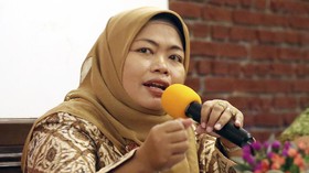 Enny Sri Hartati, Ekonom yang Lahir dari Penderitaan Petani
