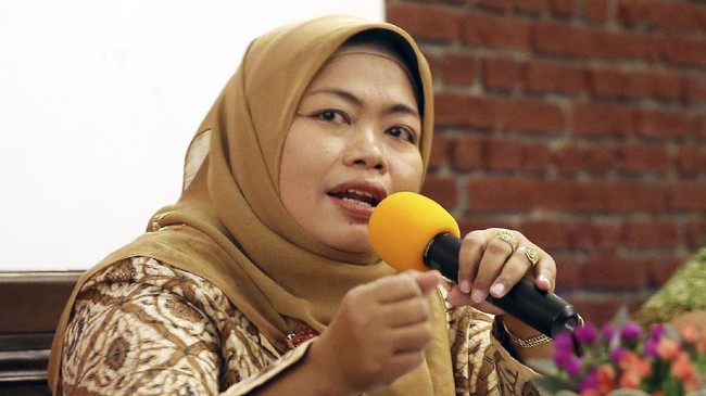 Ekonom senior Indef Enny Sri Hartati meninggal dunia pada Kamis (1/7) di usia 50 tahun. Berikut profilnya.