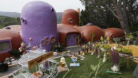 Bahagia Pemilik Rumah Flintstones yang Batal Digusur