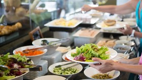 Tamu Bungkus Makanan Usai Sarapan Buffet di Hotel, Bagaimana Etikanya?