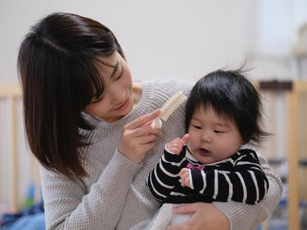 Rambut Bayi Rontok, Apa Saja Faktor Penyebabnya?