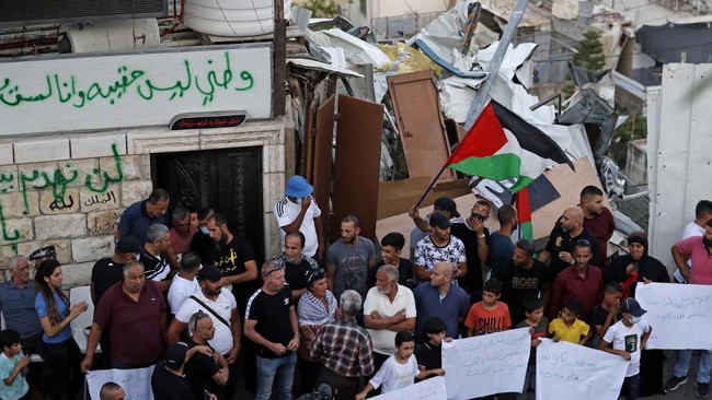 Israel membongkar satu toko dan sebuah apartemen milik warga Palestina di Yerusalem Timur pada Selasa (29/6).