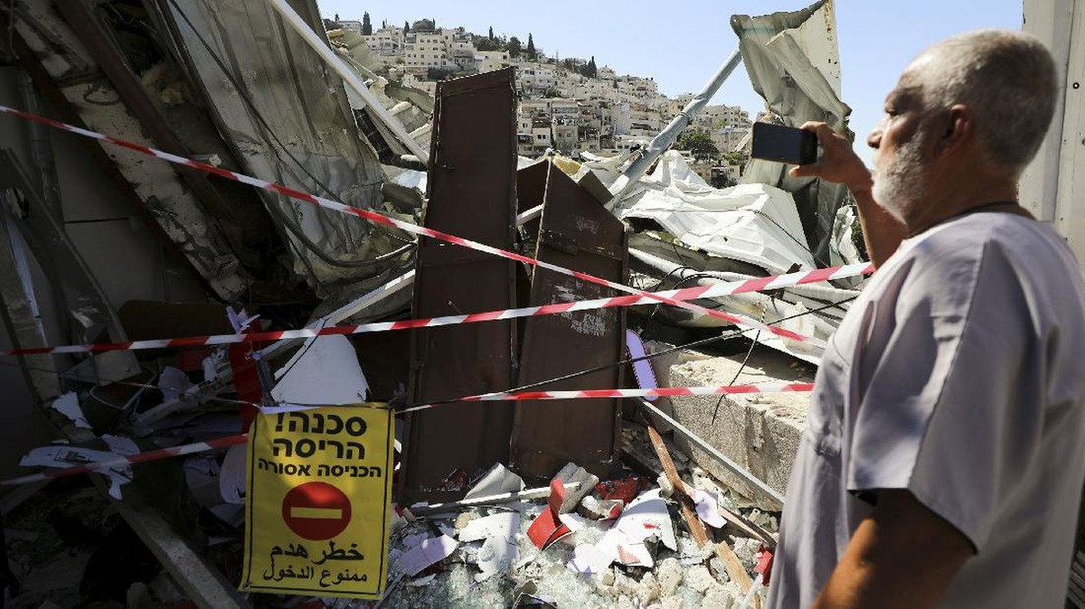 FOTO: Ratap di Tengah Derap Israel Bongkar Bangunan Palestina