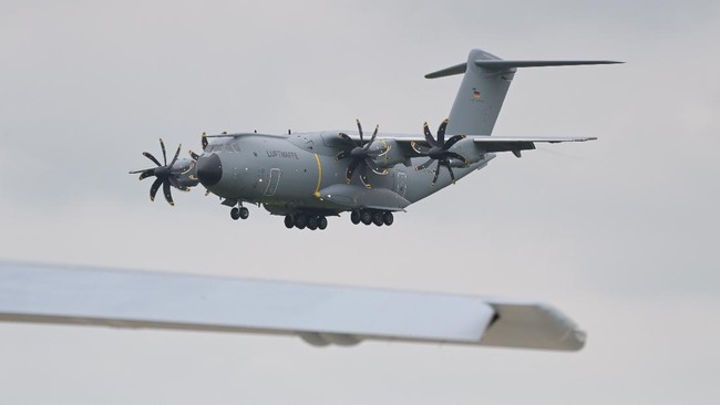Prabowo memesan dua unit pesawat Airbus tipe A400M konfigurasi tanker dan angkut untuk TNI Angkatan Udara.