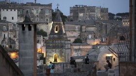 FOTO: Kongko di Bar Kota Gua Matera