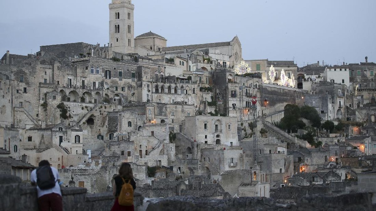 FOTO: Kongko di Bar Kota Gua Matera