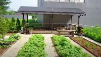 <p>Tak cuma kebun, ada pondok kecil yang diperuntukan mengumpulkan hasil panen kebun Prilly di sana, Bunda. (Foto: YouTube Prilly Latuconsina)</p>