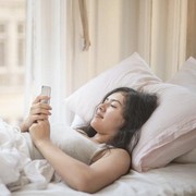 Ini 4 Alasan Jangan Mudah Jatuh Cinta dengan Orang Hanya Lewat Media Sosial