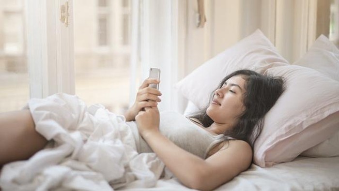 Ini 4 Alasan Jangan Mudah Jatuh Cinta dengan Orang Hanya Lewat Media Sosial