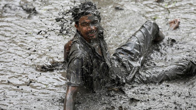 FOTO: 'Pesta' Mandi Lumpur di Hari Padi Nasional Nepal