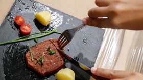 FOTO: Mencicipi Steak Vegan yang Dibuat dengan Teknologi 3D