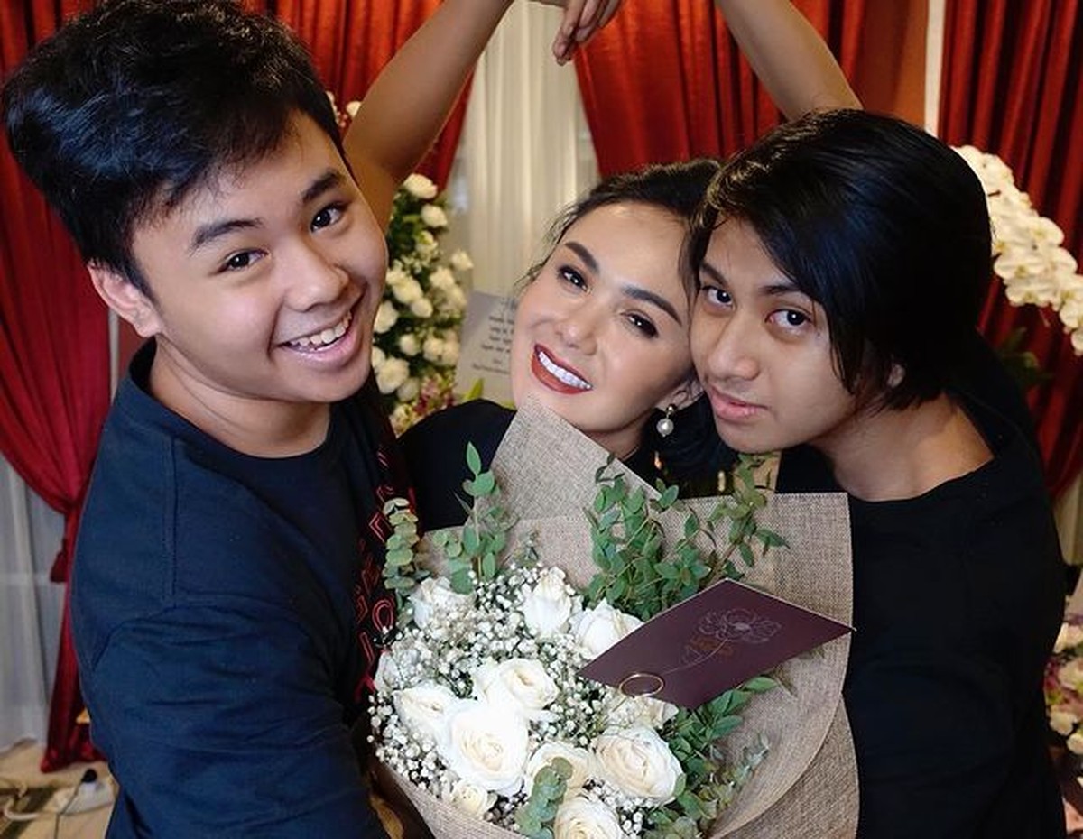 Secara terang-terangan Yuni Shara membeberkan cara memberikan pendidikan seks kepada putranya&period; Yuk kita intip potret mereka&excl;