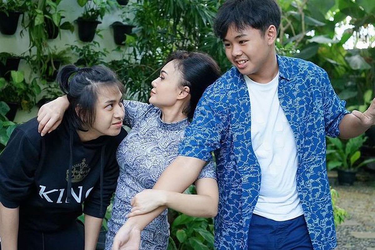 Secara terang-terangan Yuni Shara membeberkan cara memberikan pendidikan seks kepada putranya&period; Yuk kita intip potret mereka&excl;