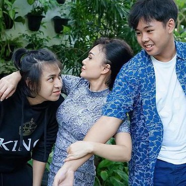 Potret Yuni Shara dan Kedua Putranya yang Tengah Jadi Sorotan