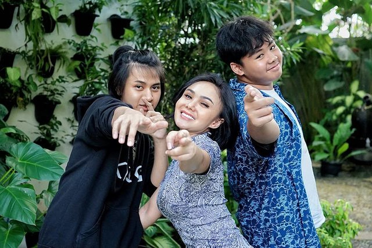 Secara terang-terangan Yuni Shara membeberkan cara memberikan pendidikan seks kepada putranya&period; Yuk kita intip potret mereka&excl;