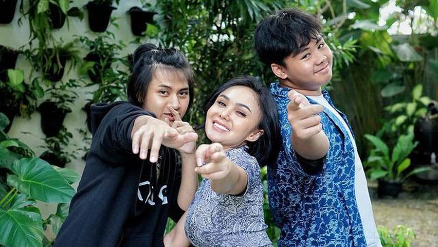 Secara terang-terangan Yuni Shara membeberkan cara memberikan pendidikan seks kepada putranya. Yuk kita intip potret mereka!