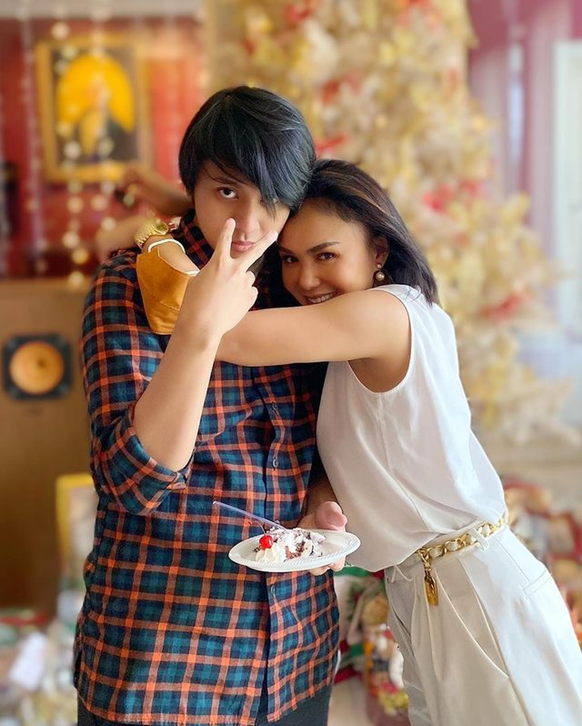 Secara terang-terangan Yuni Shara membeberkan cara memberikan pendidikan seks kepada putranya&period; Yuk kita intip potret mereka&excl;