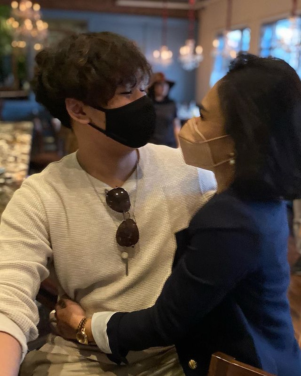 Secara terang-terangan Yuni Shara membeberkan cara memberikan pendidikan seks kepada putranya&period; Yuk kita intip potret mereka&excl;