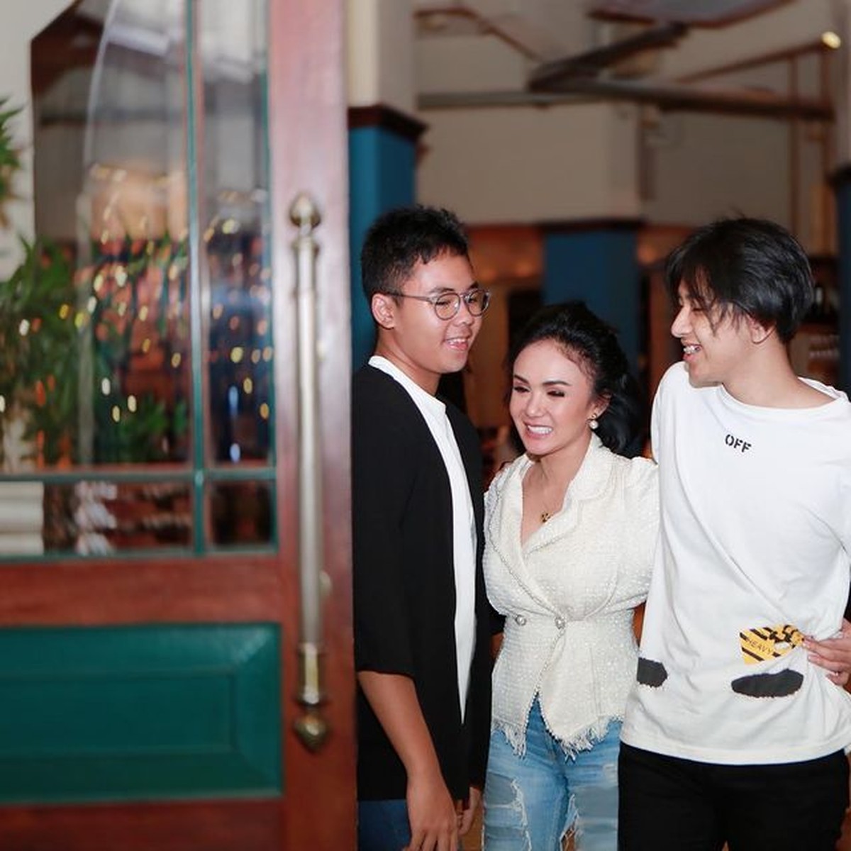 Secara terang-terangan Yuni Shara membeberkan cara memberikan pendidikan seks kepada putranya&period; Yuk kita intip potret mereka&excl;